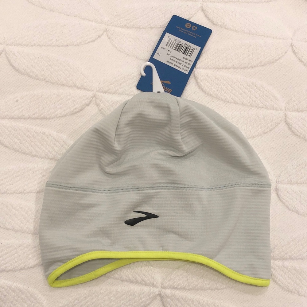 NWT - Brooks Thin Thermal Beanie